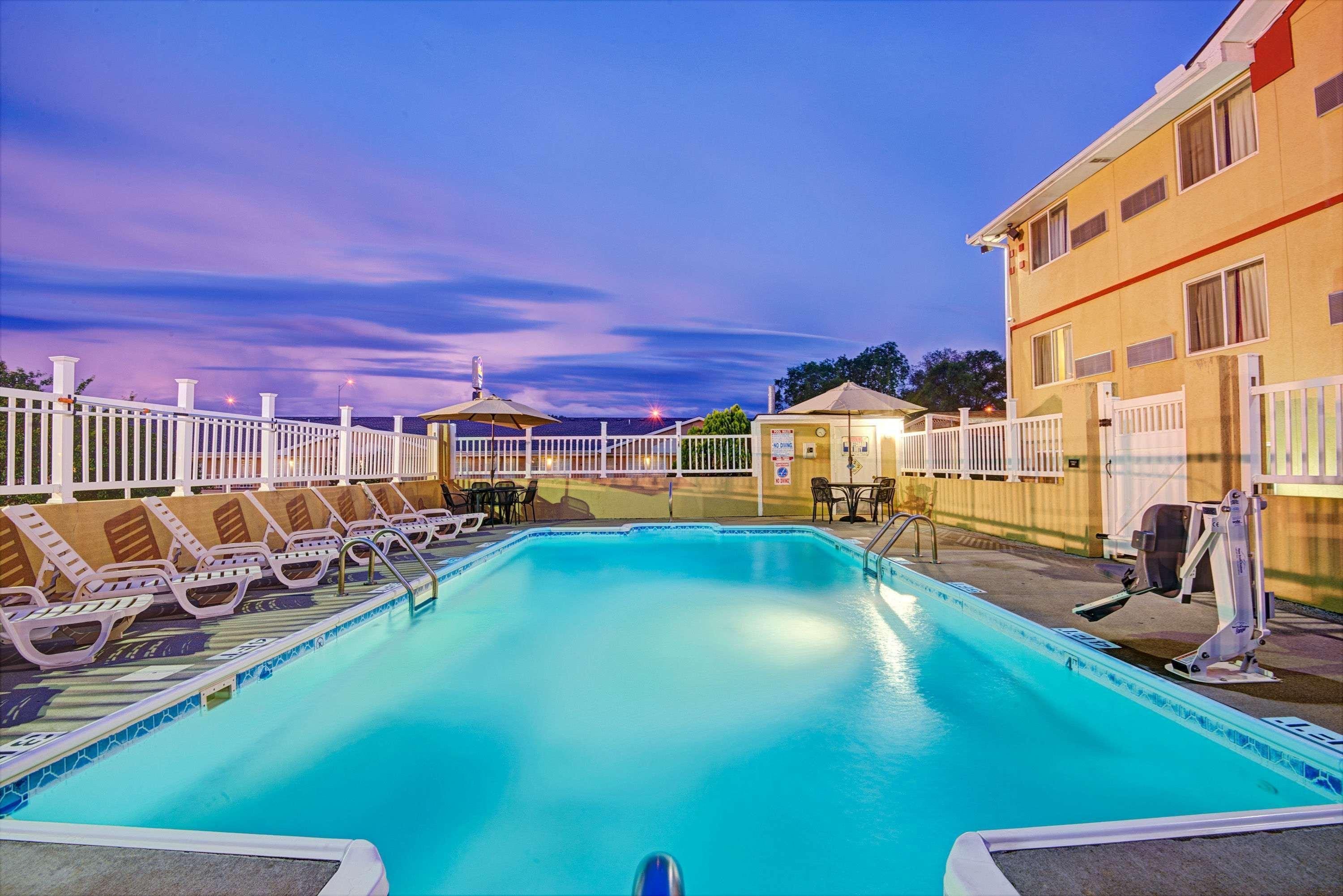 Super 8 By Wyndham Independence Kansas City Exterior photo